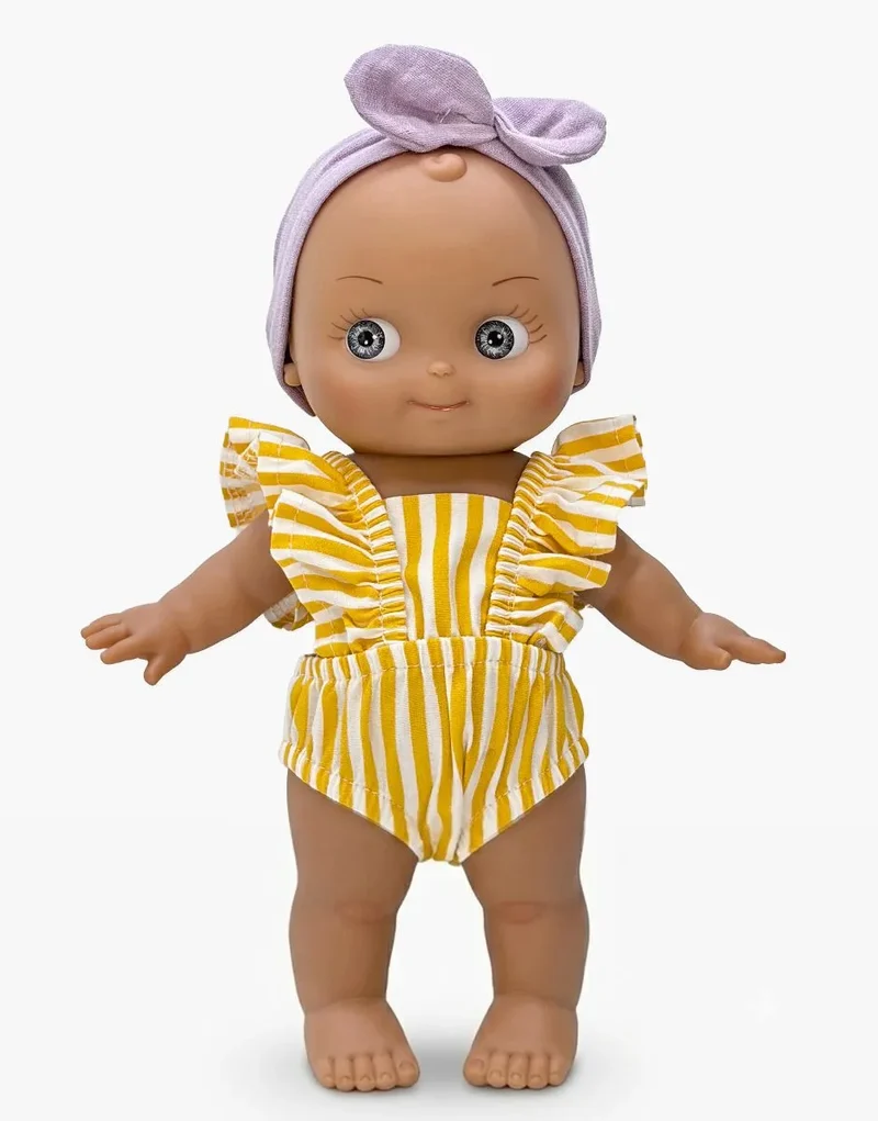 Mini Pancha - Poupée Maïa à la plage et sa tenue rayée jaune