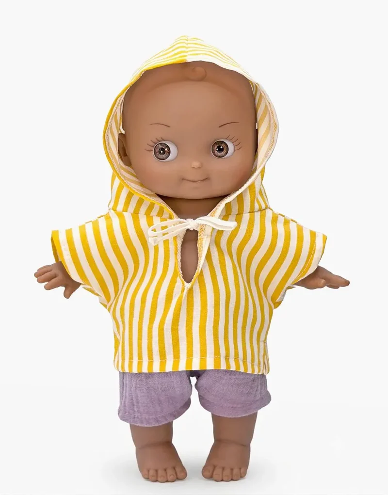 Mini Pancha - Poupée Noah à la plage et sa tenue rayée jaune