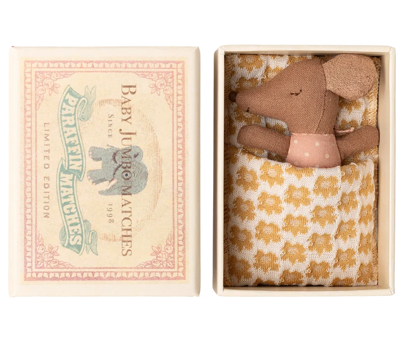 Bébé dans sa boîte d'allumette - Rose