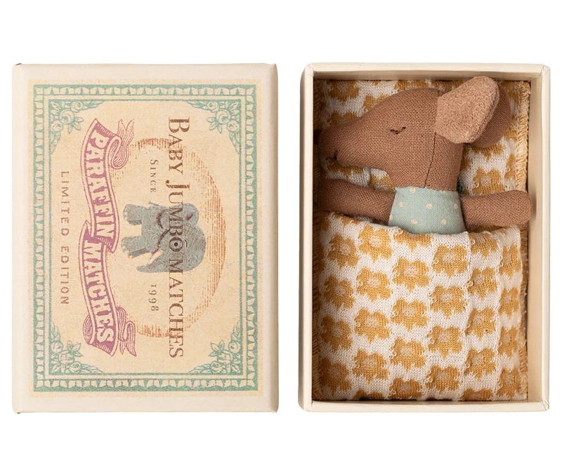 Bébé souris dans sa boîte d'allumette - Bleu