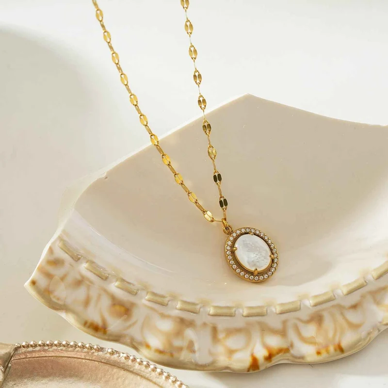 HAMMELA Gold: Pendant Necklace with a Pearl Centre & Crystal Halo