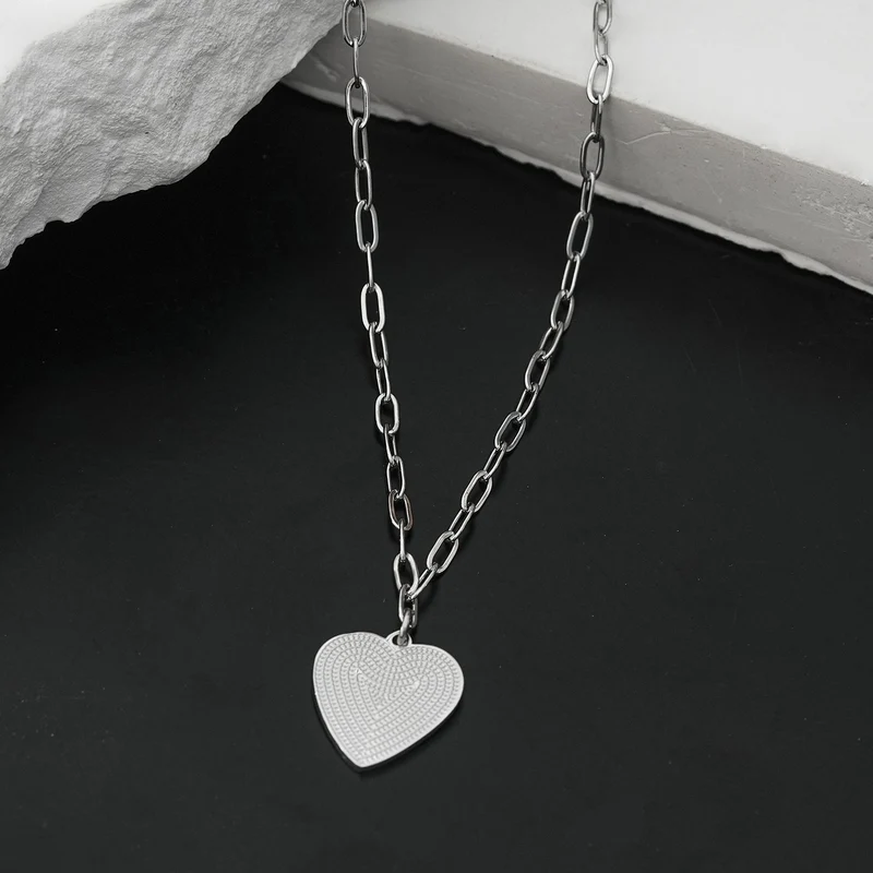Style ALARA: Mini Paper Clip Chain Anchoring a Patterned Heart Charm in Silver