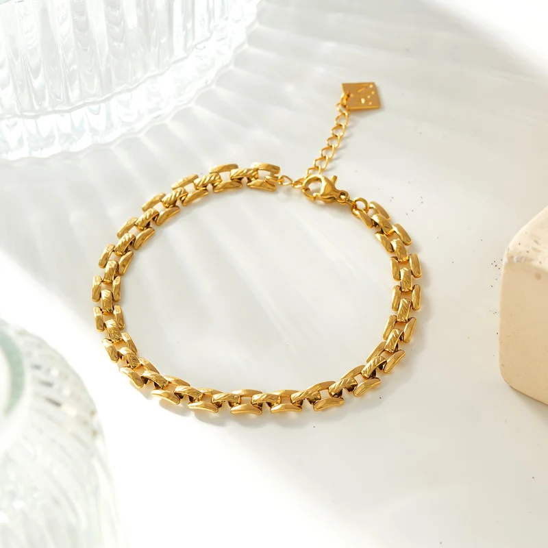Style PROVINIA: Retro Watch Style Strap Bracelet in Gold