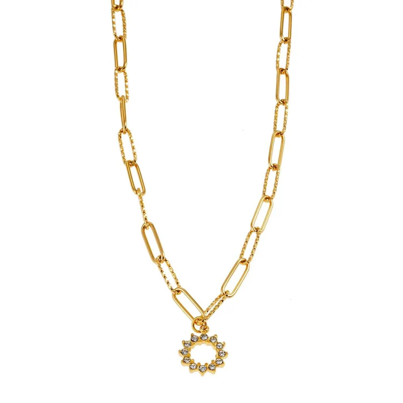 FRETTA: Radiant Star Shaped Pendant Zirconia Paper-Clip Chain Necklace in Gold.